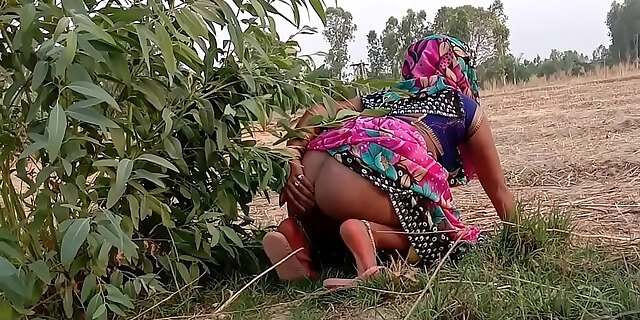 Watch गेहूं का भूसा भरने गयी खेत और चुदवाने लगी 10:03 Indian Porno Movies Movie